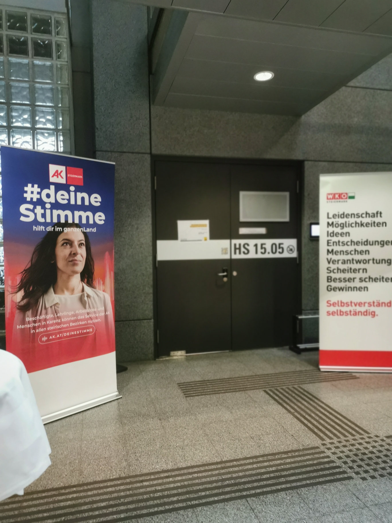 Zwei Plakate im Rahmen des 32. Praktiker:innenseminars vorm Hörsaal im RESOWI-Gebäude 