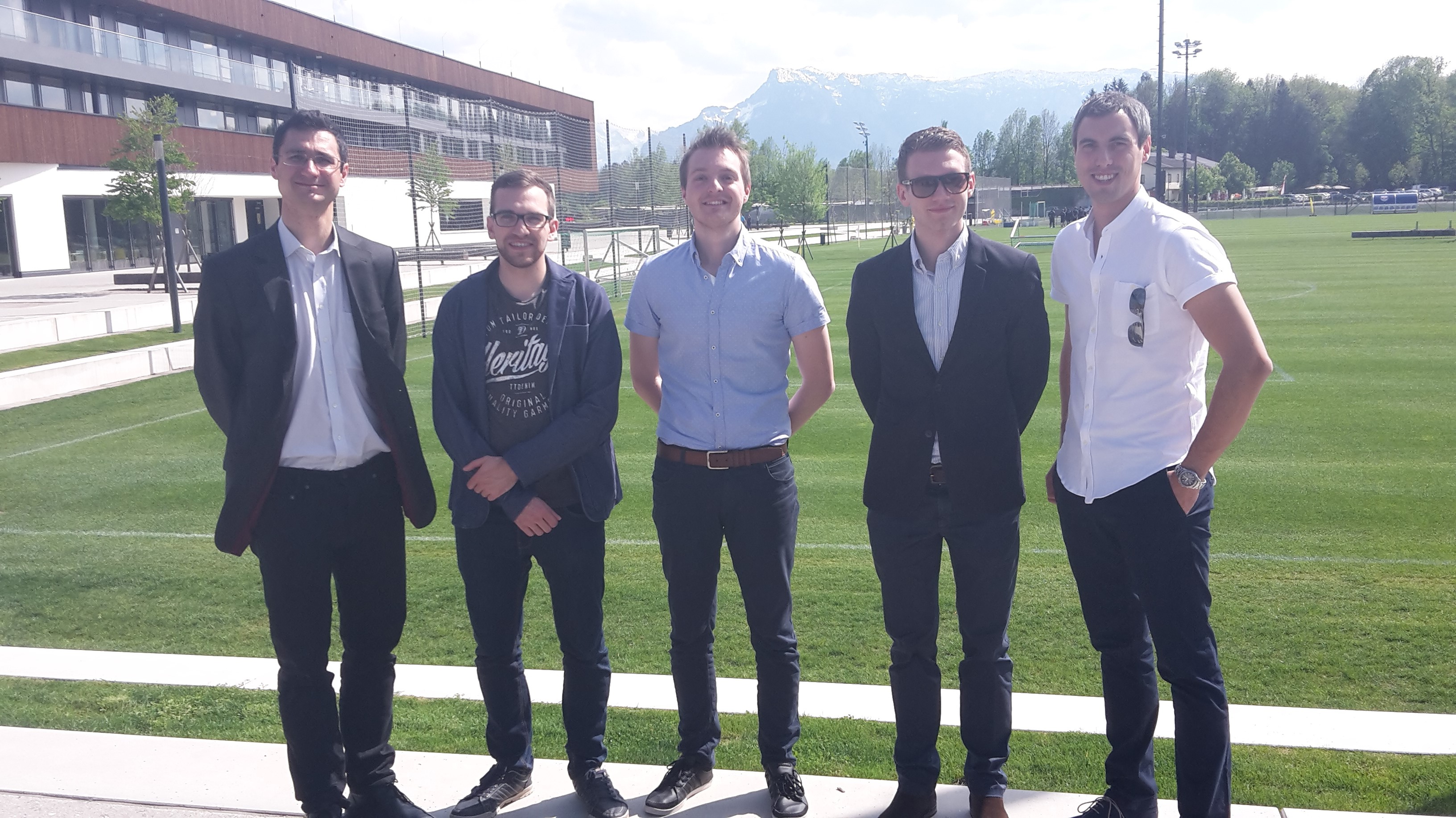 Das Grazer Team (C. Wutte, L. Schneeberger, L. Reiter und P. Kröpfl) mit Prof. Stöger beim Besuch der Red-Bull-Fußballakademie 