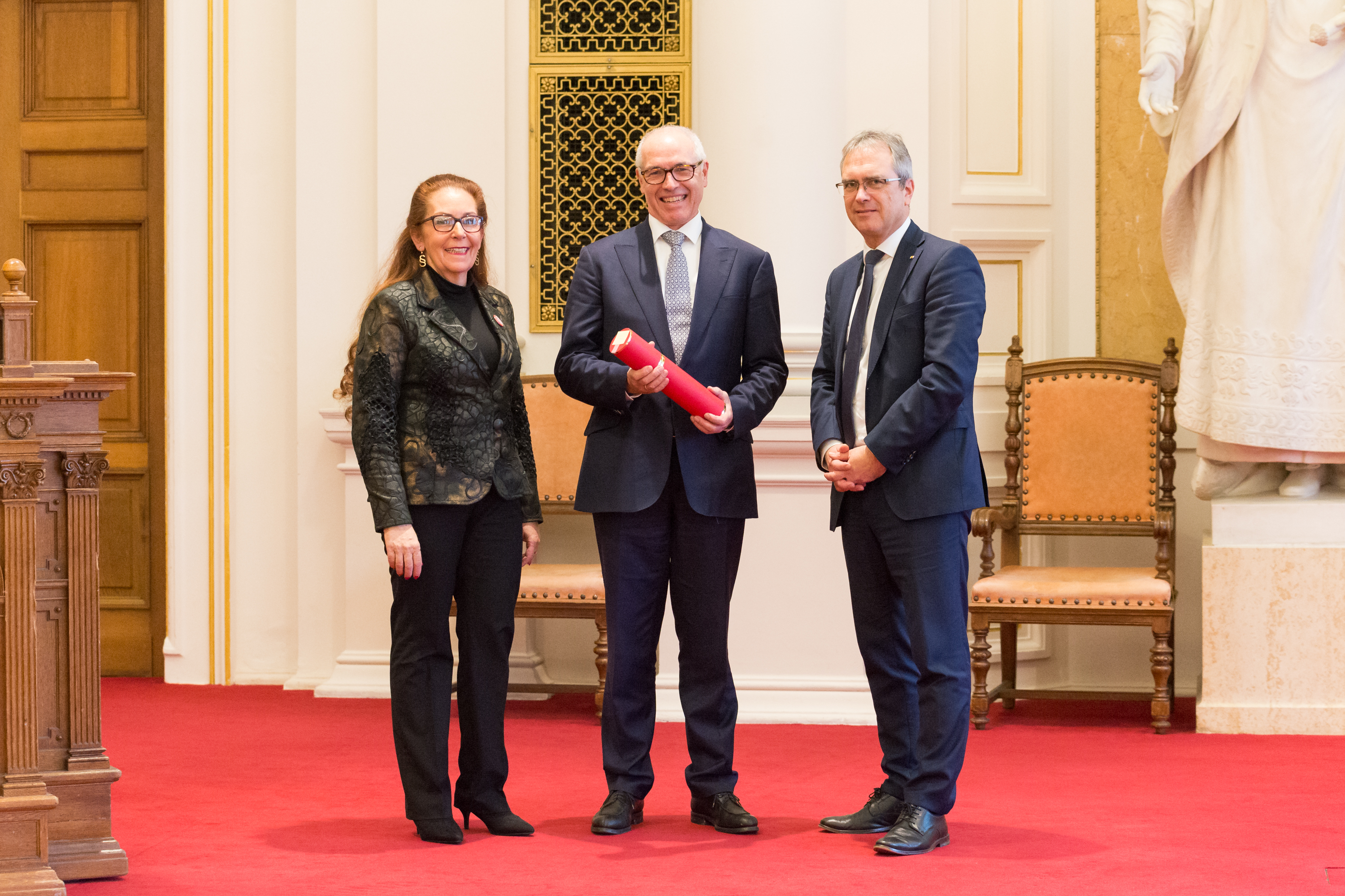 Hon.-Prof. Dr. Alexander Klauser mit Rektor Dr. Peter Riedler und Dekanin Univ.-Prof. Dr. Gabriele Schmölzer. 