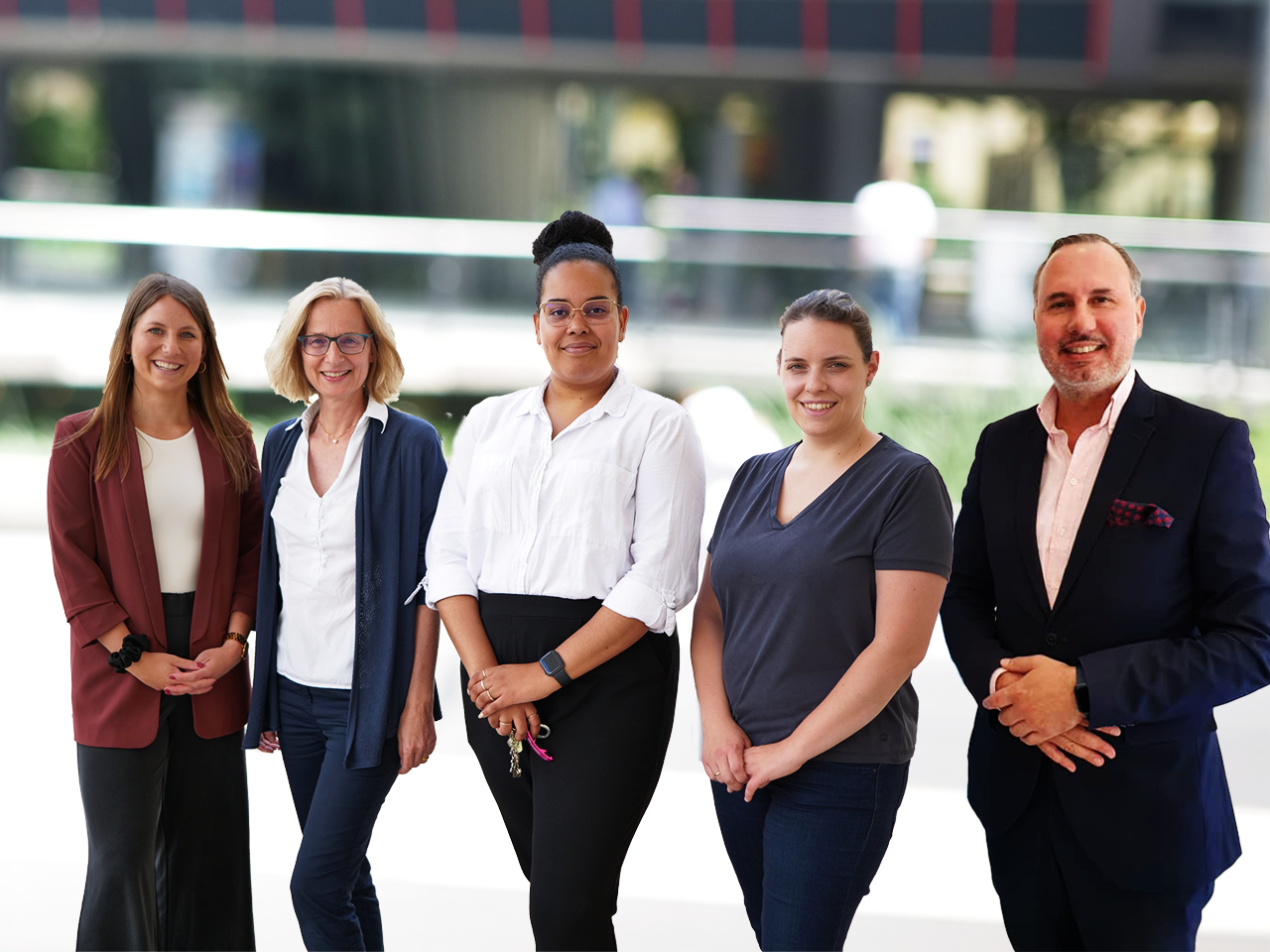 Nina Kaiser, Renate Pirstner-Ebner, Larissa Houston, Miriam Hofer und Oliver Ruppel vor der REWI Gebäude 