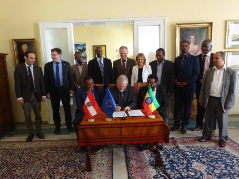 Wolfgang Benedek bei der Unterzeichnung des Projektabkommens in Addis Abeba. Foto: KK 