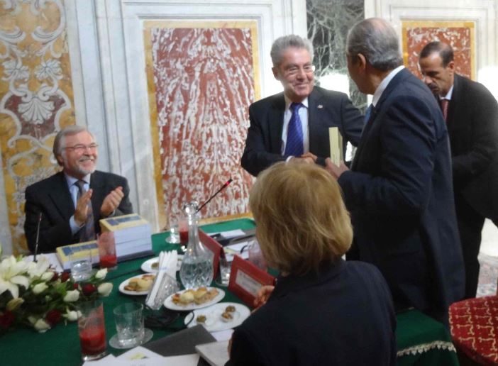 Bundespräsident Fischer übergibt dem tunesischen Parlamentspräsidenten das Menschenrechtshandbuch, das von Benedek verfasst wurde. Foto: KK 