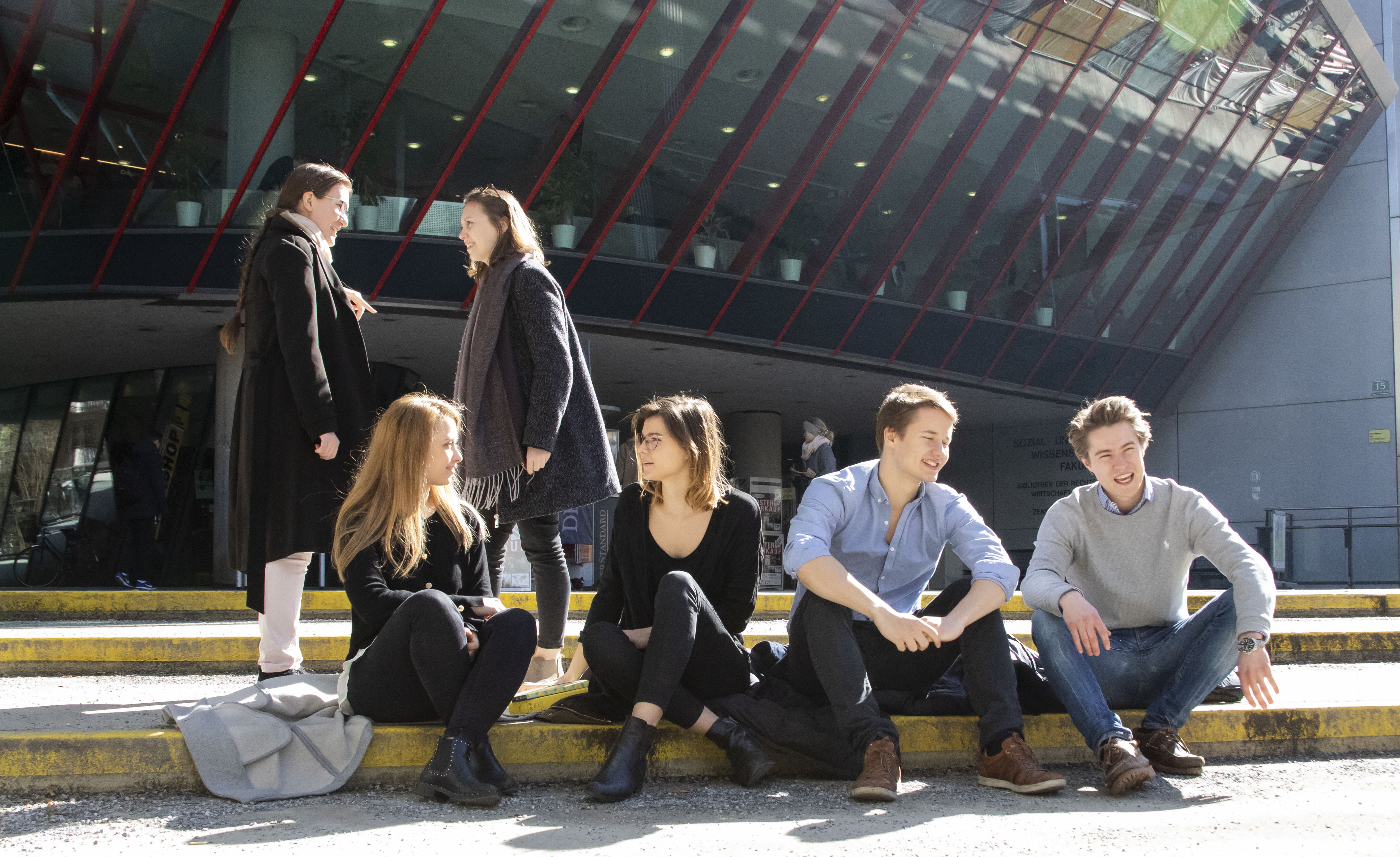Bild Studierende vor Resowi ©Uni Graz/Müller