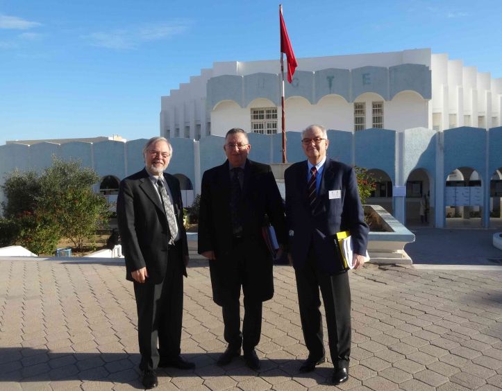 Benedek (links) und Wielinger (rechts) mit Prof. Ridha Jenayah, Direktor des Doktoratsprogramms der Rechts- und Politikwissenschaftlichen Fakultät in Sousse. Foto: KK 