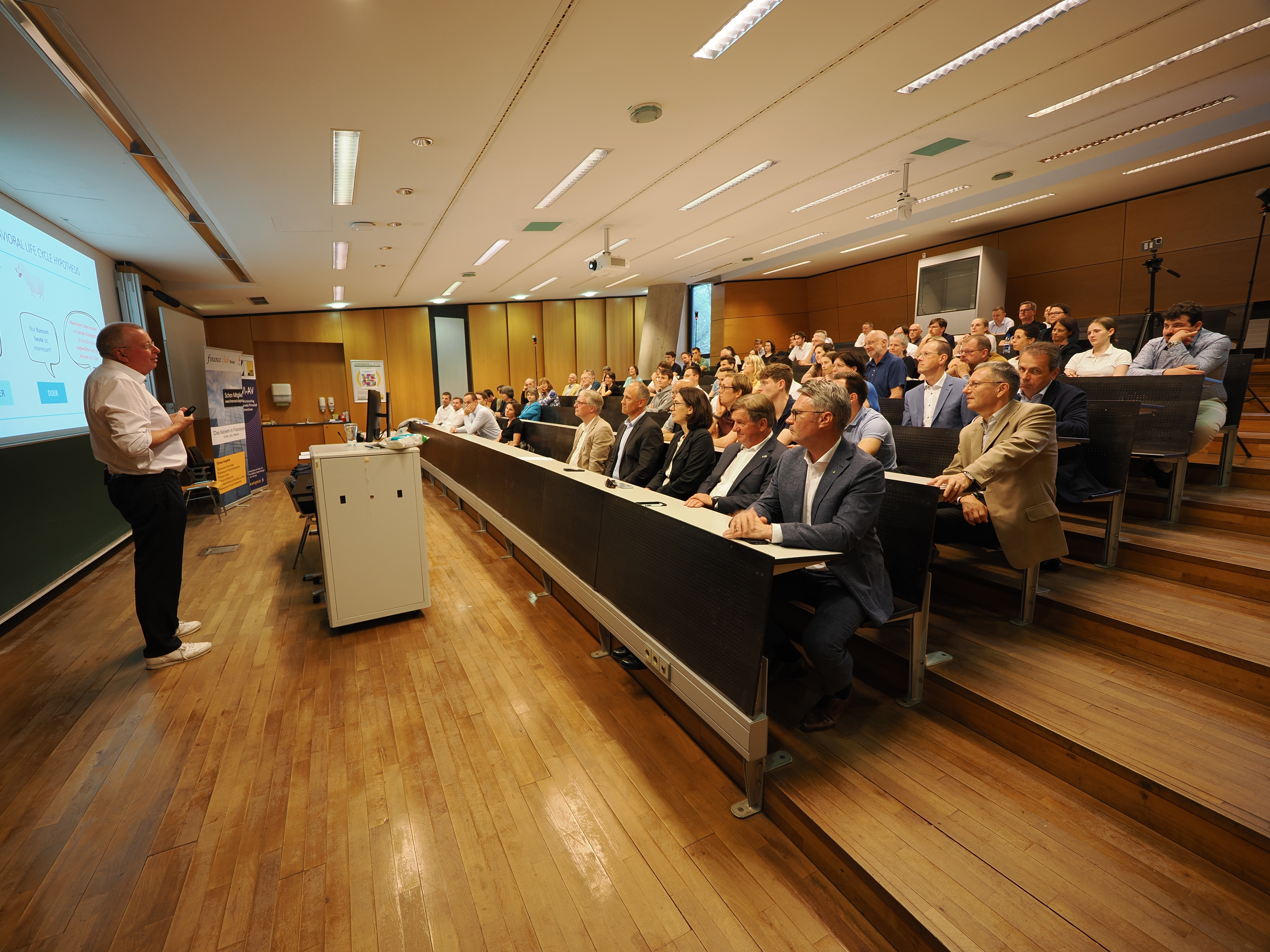 Eine Person in einem Hörsaal hält eine Präsentation vor einer Gruppe von Menschen ©MAG. PAULUS MAYR / GRAZ / AUSTRIA / EUROPE 