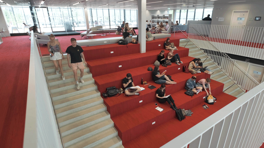 Studierende lernen auf den Stufen der UB
