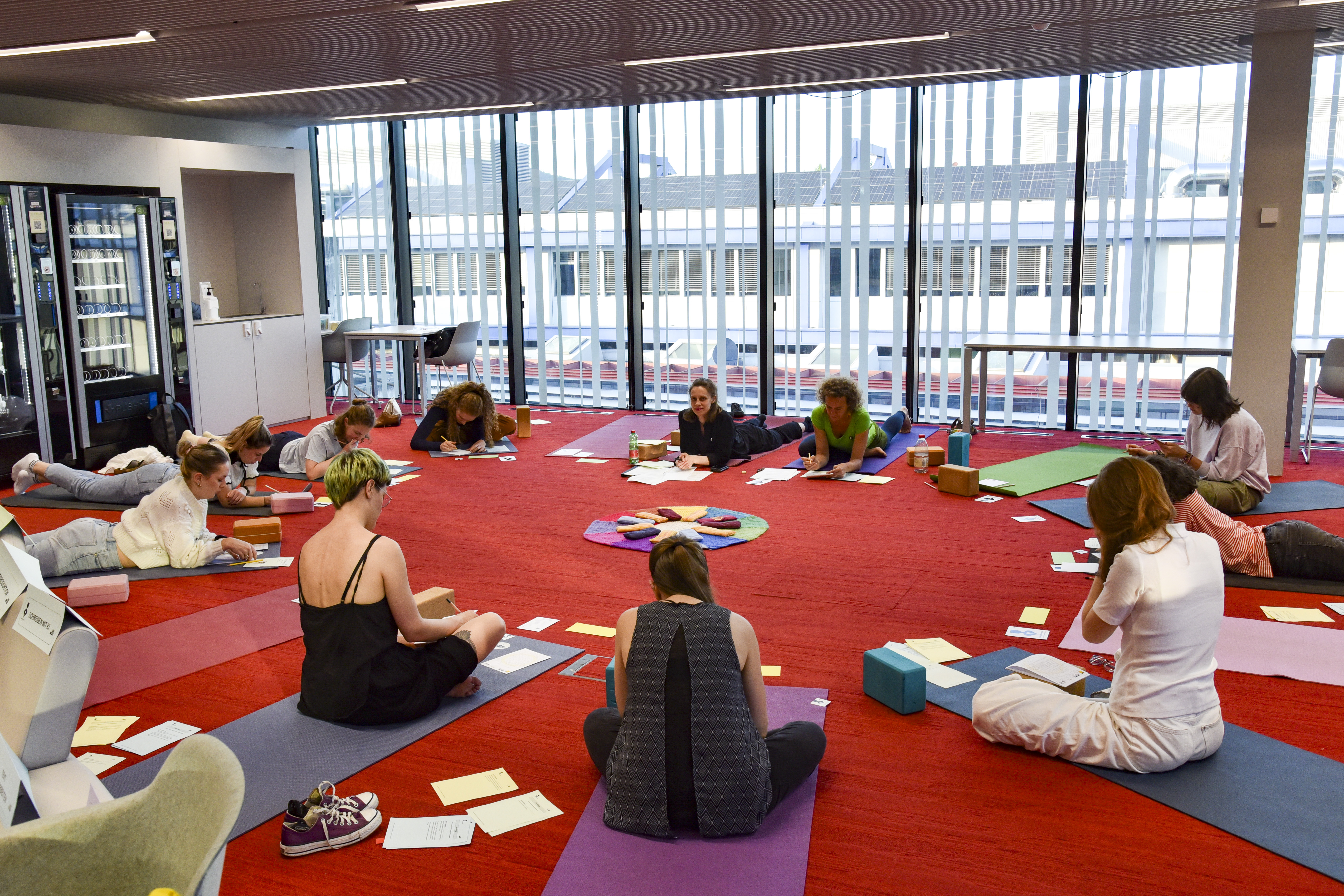 Yogamatten und Schreibmaterialien im 4. OG der UB