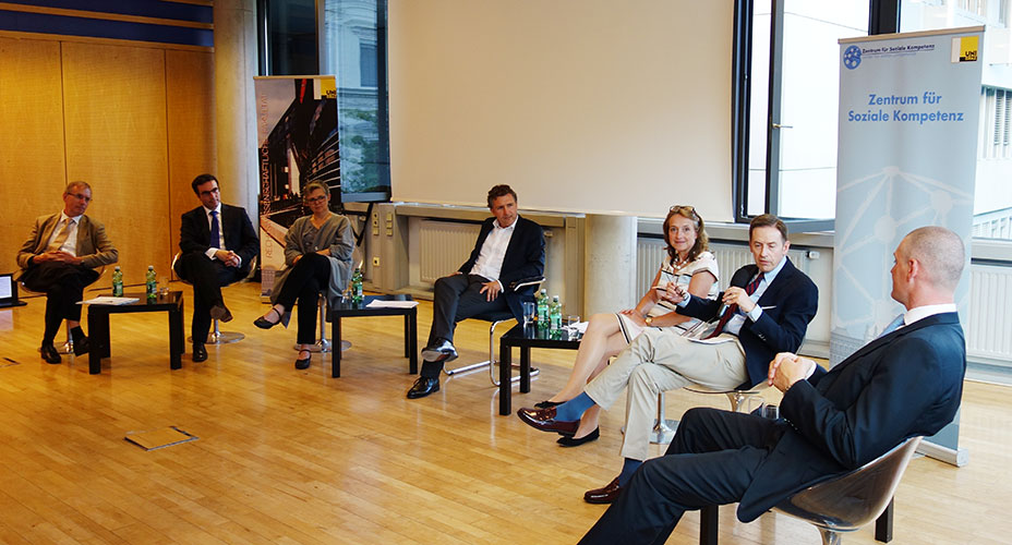 Wolfgang Kallus, Alexander Insam, Vizerektorin Renate Dworczak, Sascha Ferz, Barbara Wurz, Christian Albert und Wolf Arne Harders (v.l.) bei der Podiumsdiskussion. ©Ducky