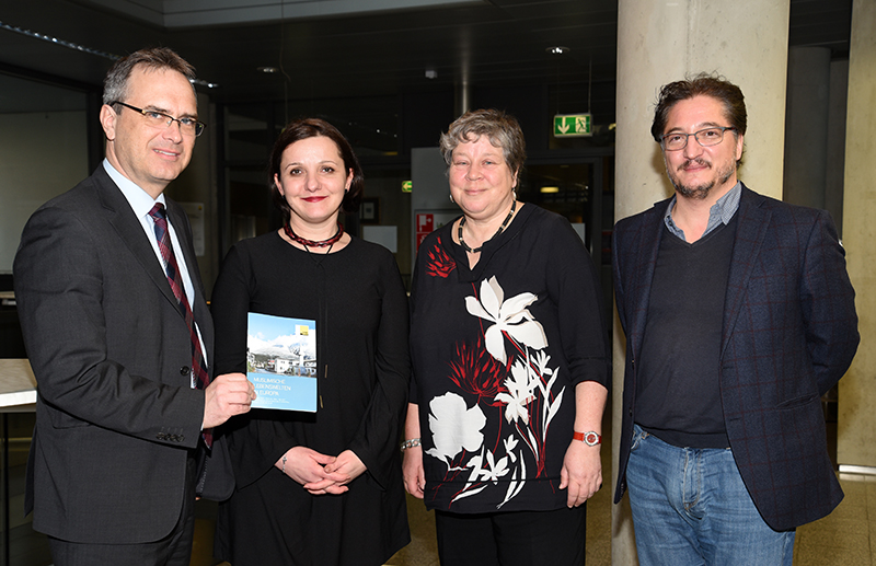 Vizerektor Peter Riedler und die Vortragende Armina Omerika von der Goethe-Universität Frankfurt/Main mit den OrganisatorInnen Ulrike Bechmann und Kerem Öktem. Foto: Uni Graz/Kastrun. 