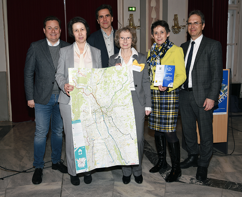 Gemeinderat Kurt Egger, URBI-Dekanin Barbara Gasteiger-Klicpera, Bernhard Rieder (Stadtvermessungsamt), Projektleiterin Susanne Zimmermann-Janschitz, Elke Achleitner (Stadtvermessungsamt) und Vizerektor Peter Riedler (v.l.). Fotos: Uni Graz/Leljak. ©Uni Graz/Leljak