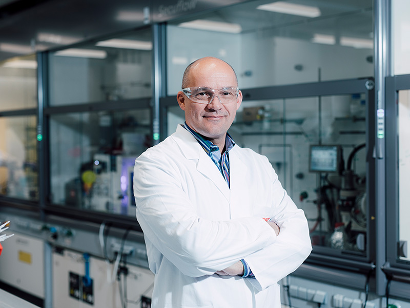 Chemiker C. Oliver Kappe ist der wissenschaftliche Leiter des Bereiches CC FLOW am RCPE: "Mit der geplanten, neuen Produktionsstätte sind wir auch für mögliche künftige Epidemien gut gerüstet." Foto: Uni Graz/Kanizaj.  