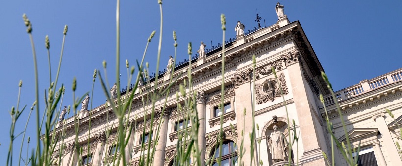 Universität, Gebäude, Aussen, Gras, Himmel, Fassade ©Uni Graz/Penz