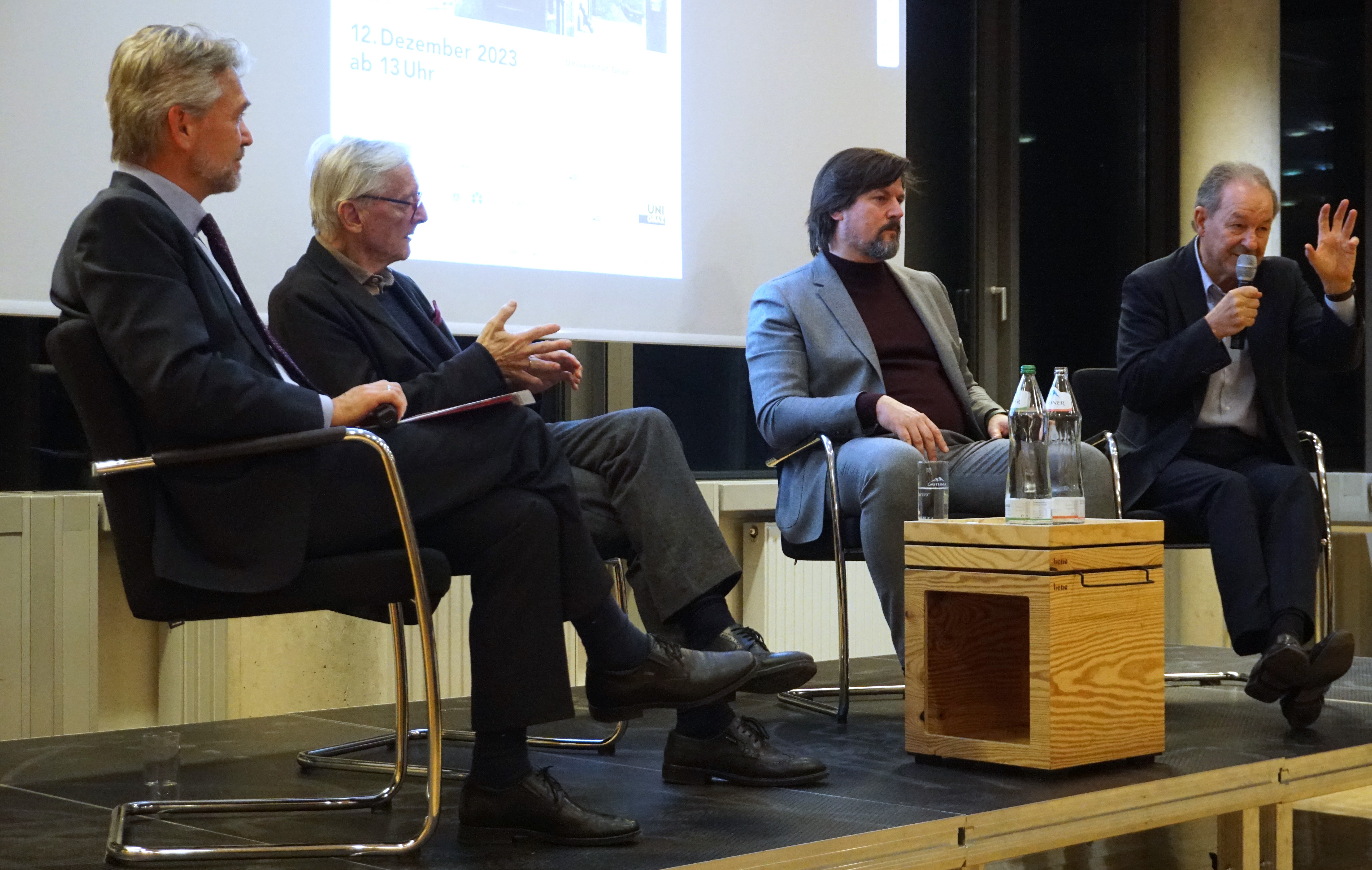 Hochkarätig besetztes Podium. V.l.n.r.: Thomas Krautzer (Moderation), Wolfang Schüssel (Bundeskanzler a.D.), Christoph Kulterer (Hasslacher-Gruppe), Norbert Zimmermann (Berndorf AG). © Michael Neumann 